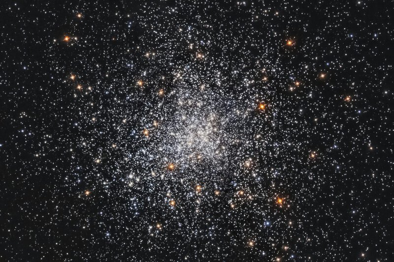Hubble Photographed 500,000 Stars in One Cluster — All Red, White, and Blue