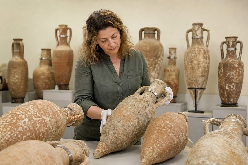 Ancient Shipwreck With 650 Amphorae Found Intact Off Andros After 2,400 Years