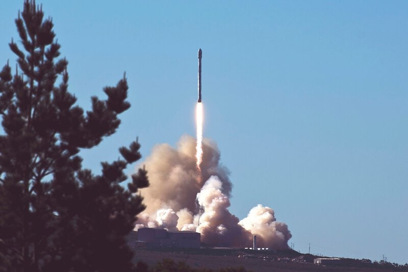 Falcon 9 Reaches Orbit in 9 Minutes: How 24 Starlink Satellites Are Deployed
