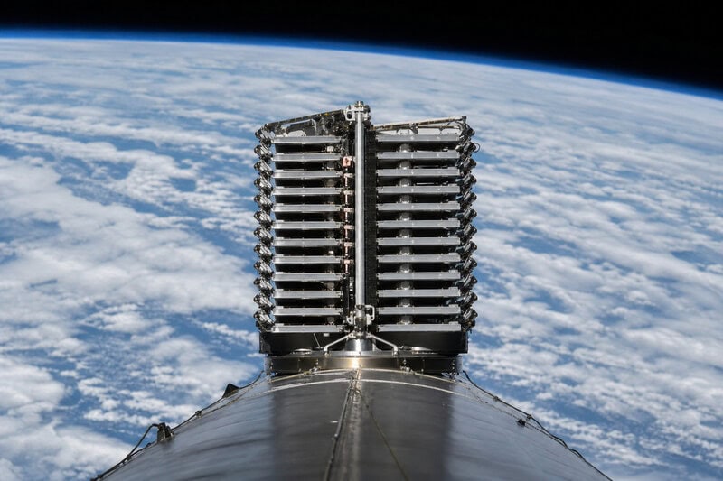 Falcon 9 Reaches Orbit in 9 Minutes: How 24 Starlink Satellites Are Deployed